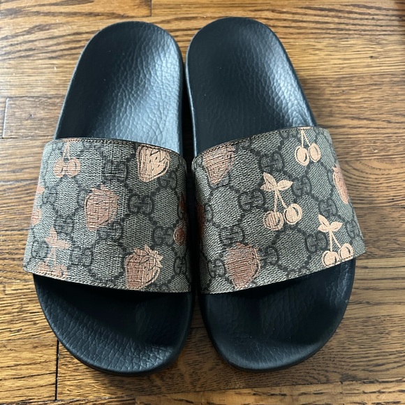 Gucci Shoes - 🍒🍓Gucci🍒🍓 Women's GG Berry Print Slide Sandals